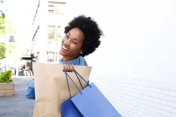 Mujer caminando en la ciudad con bolsas de compras — Foto de Stock