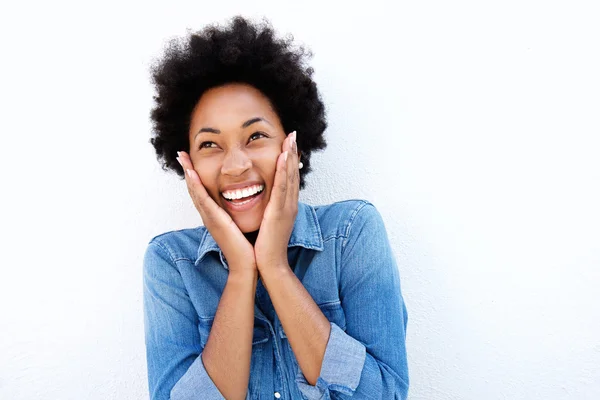 Enthousiast jonge Afrikaanse vrouw gezicht bedrijf in handen — Stockfoto