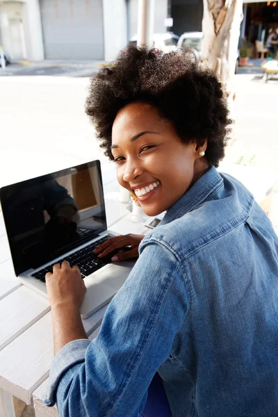 Jovem mulher africana legal trabalhando no laptop — Fotografia de Stock