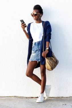 Şık kadın müzik üstünde hareket eden telefon