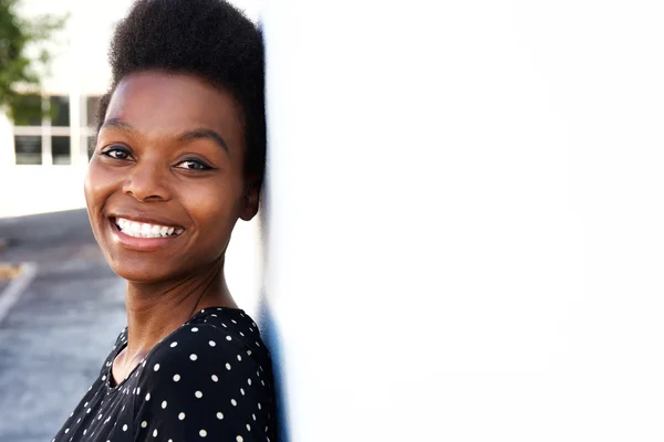 Sorrindo jovem afro-americana senhora — Fotografia de Stock