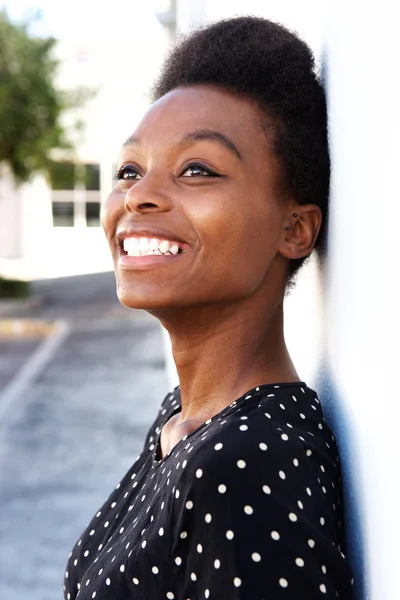 Veselá mladá žena afro americký — Stock fotografie