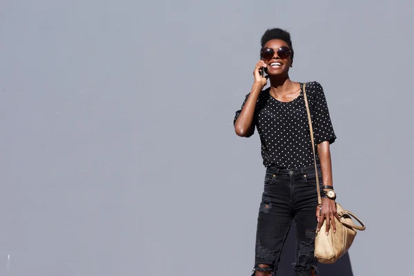 Trendy Afrikaanse dame praten op mobiele telefoon — Stockfoto