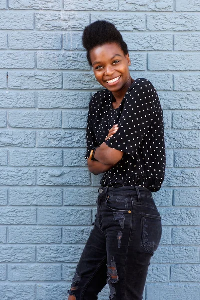 Mujer africana feliz de pie con los brazos cruzados — Foto de Stock