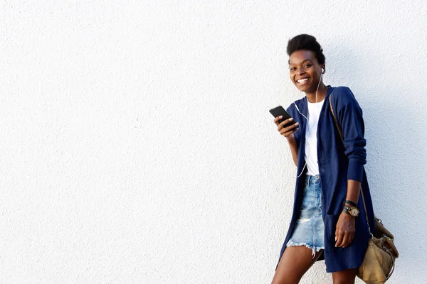 Hermosa mujer africana escuchando música —  Fotos de Stock