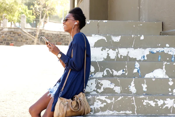 Веселая черная леди с мобильным телефоном — стоковое фото