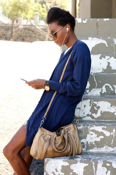 Молодая африканская женщина с помощью мобильного телефона — стоковое фото