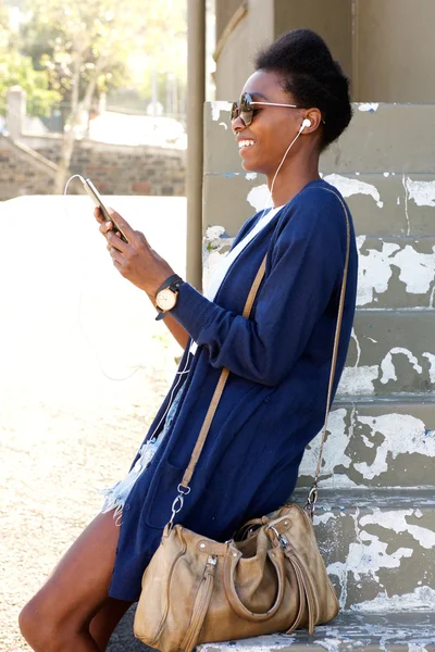 Sonriente joven mujer negra usando el teléfono celular —  Fotos de Stock