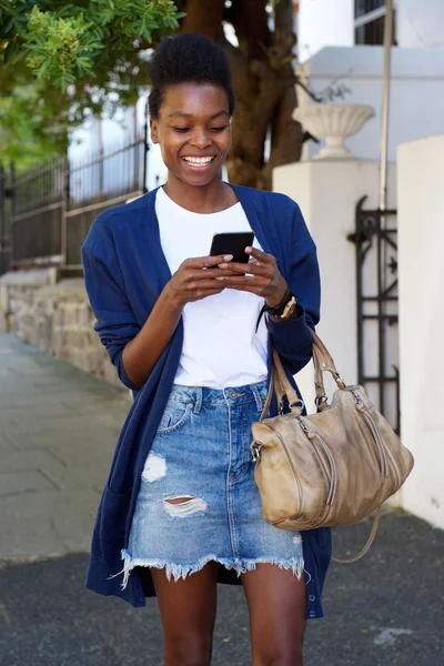 मोबाइल फोन का उपयोग करने वाली खुश अफ्रीकी महिला — स्टॉक फ़ोटो, इमेज