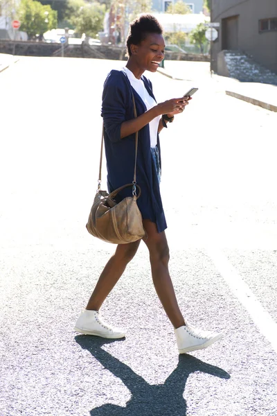 Mujer africana joven usando teléfono móvil —  Fotos de Stock