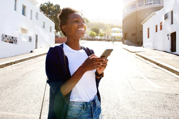 मोबाइल फोन के साथ खुश जवान महिला — स्टॉक फ़ोटो, इमेज