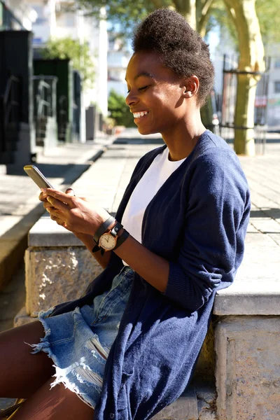 Mujer joven feliz usando el teléfono celular —  Fotos de Stock