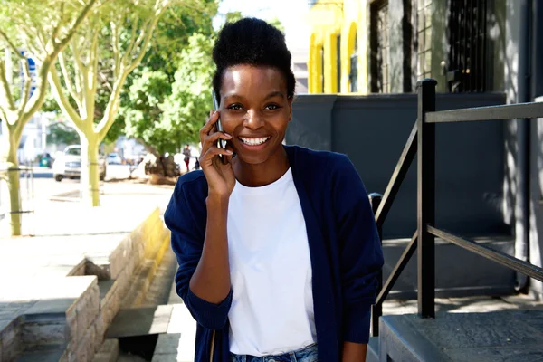 Vacker afrikansk kvinna att göra ett telefonsamtal — Stockfoto