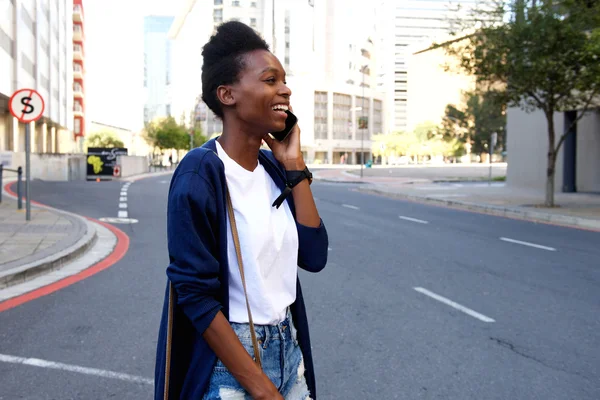 Telefon görüşmesi Afro Amerikalı kadın — Stok fotoğraf
