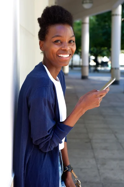 Mujer joven feliz con un teléfono móvil —  Fotos de Stock