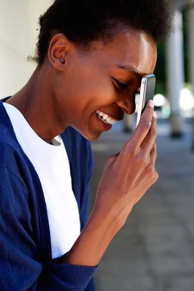 एक मोबाइल फोन के साथ खुश युवा अफ्रीकी महिला — स्टॉक फ़ोटो, इमेज