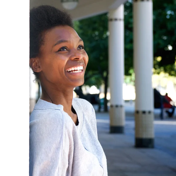 Alegre joven negro mujer — Foto de Stock