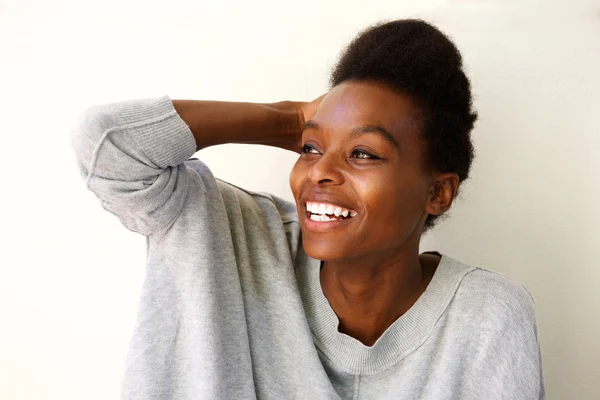 Hermosa joven africana mirando hacia otro lado y sonriendo — Foto de Stock