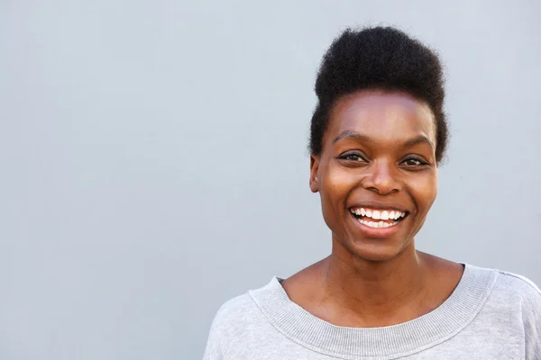 Fröhliche afrikanische Hündin — Stockfoto