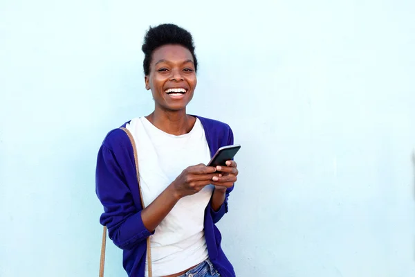 Elegante joven africana con teléfono móvil —  Fotos de Stock