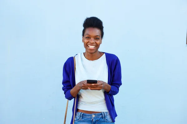 Joven africana alegre con teléfono celular —  Fotos de Stock