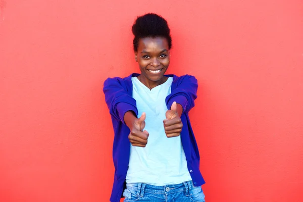 Счастливая молодая афро-американка — стоковое фото