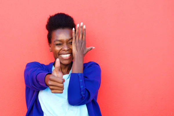 Jovem mulher africana alegre mostrando polegares para cima sinal — Fotografia de Stock