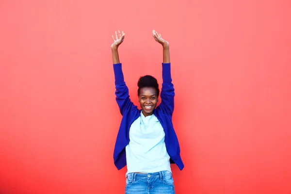 Animado jovem mulher africana — Fotografia de Stock