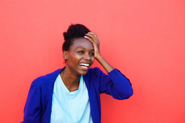 Eccitato giovane donna africana ridendo — Foto Stock