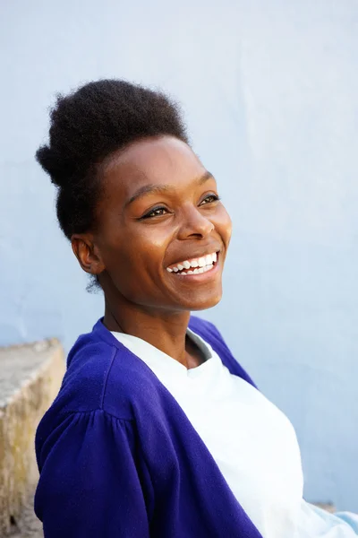 Sorridente giovane donna africana — Foto Stock