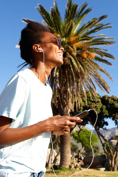 Jovem feliz ouvindo música — Fotografia de Stock