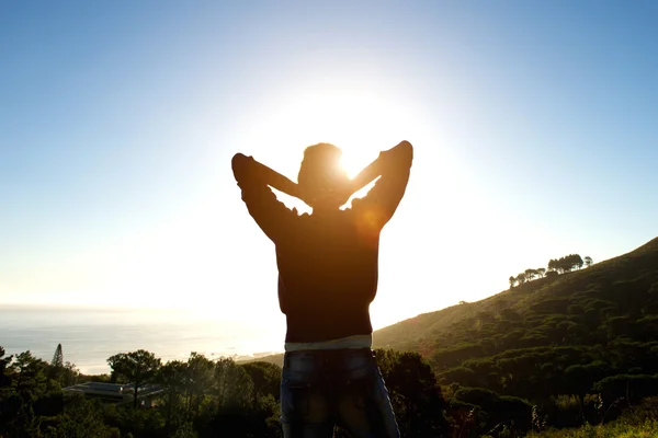 Silueta de hembra joven mirando al atardecer —  Fotos de Stock