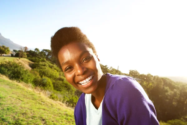 Pięknych kobiet afrykańskich uśmiechający się na zewnątrz — Zdjęcie stockowe