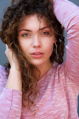 Eller genç kadın ile ayakta saç