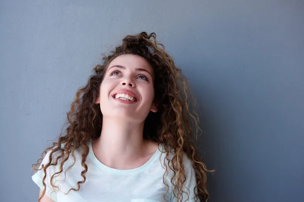 Lycklig tonåring tjej ler och tittar upp — Stockfoto