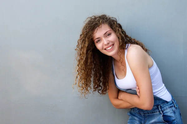 Feliz despreocupado teen menina inclinando-se com braços cruzados — Fotografia de Stock