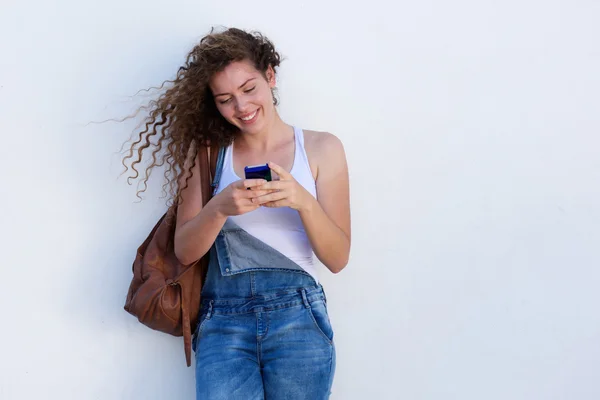 Boldog, fiatal lány, a mobiltelefon textil — Stock Fotó