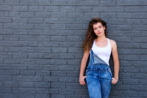 Tiener meisje met handen in zakken — Stockfoto