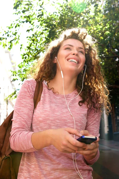 Rire adolescent fille sur cellulaire — Photo