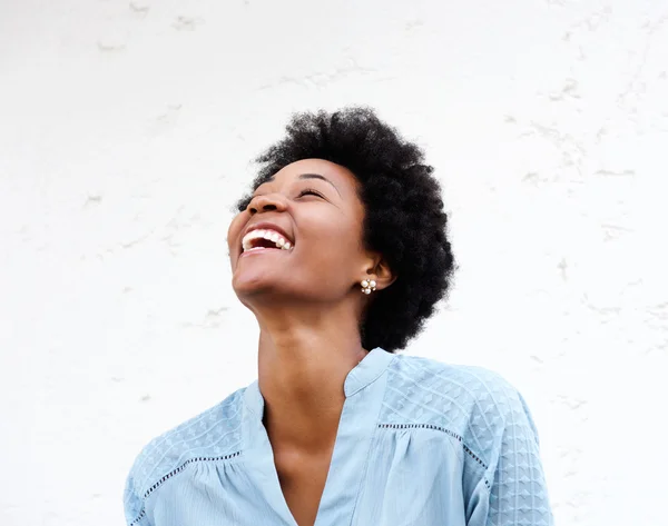 Молодая черная женщина смотрит в сторону и смеется — стоковое фото