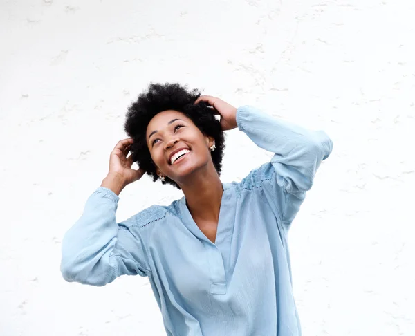 Šťastné mladé afro americká žena s úsměvem — Stock fotografie