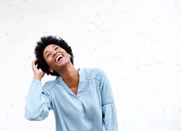 Lächelnde schwarze Frau, die wegschaut — Stockfoto