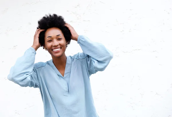 Χαμογελαστός νεαρός μαύρη γυναίκα — Φωτογραφία Αρχείου
