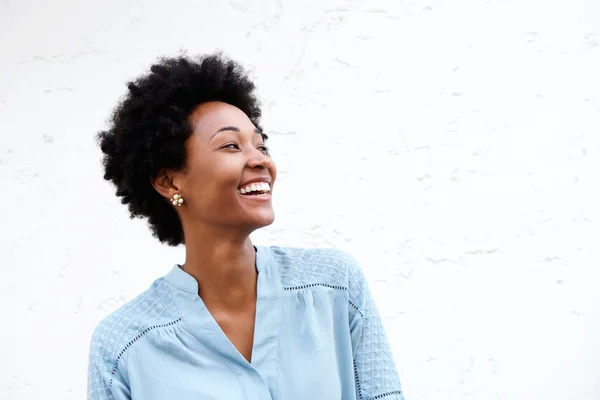 Mulher negra jovem bonita olhando para longe e sorrindo — Fotografia de Stock