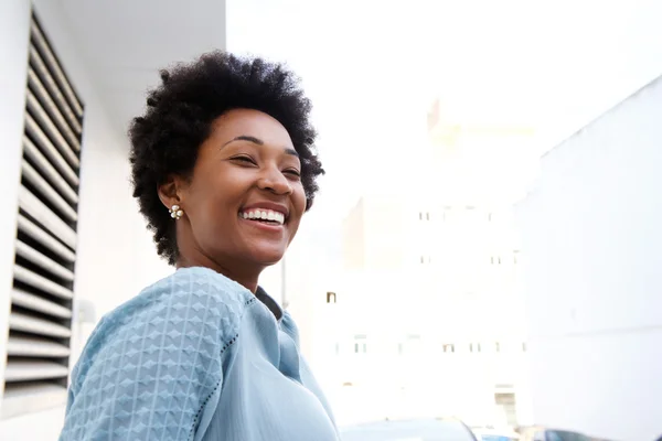 Jeune femme noire debout à l'extérieur — Photo