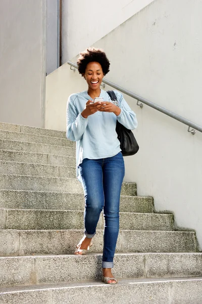 Femme souriante avec téléphone portable — Photo