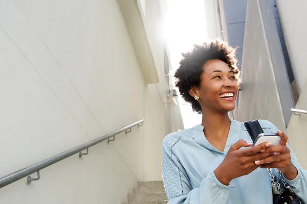 Jonge zwarte vrouw met mobiele telefoon — Stockfoto