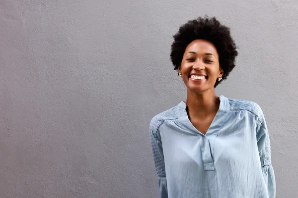 Jovem mulher bonita com sorriso lindo — Fotografia de Stock