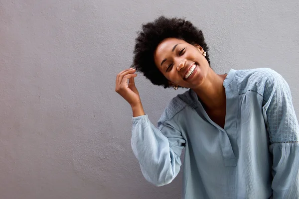 Alegre joven mujer negra con la mano en el pelo —  Fotos de Stock