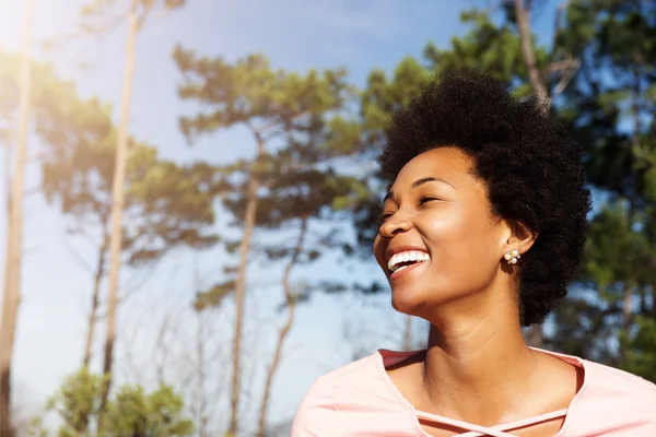 Mujer atractiva de pie al aire libre — Foto de Stock